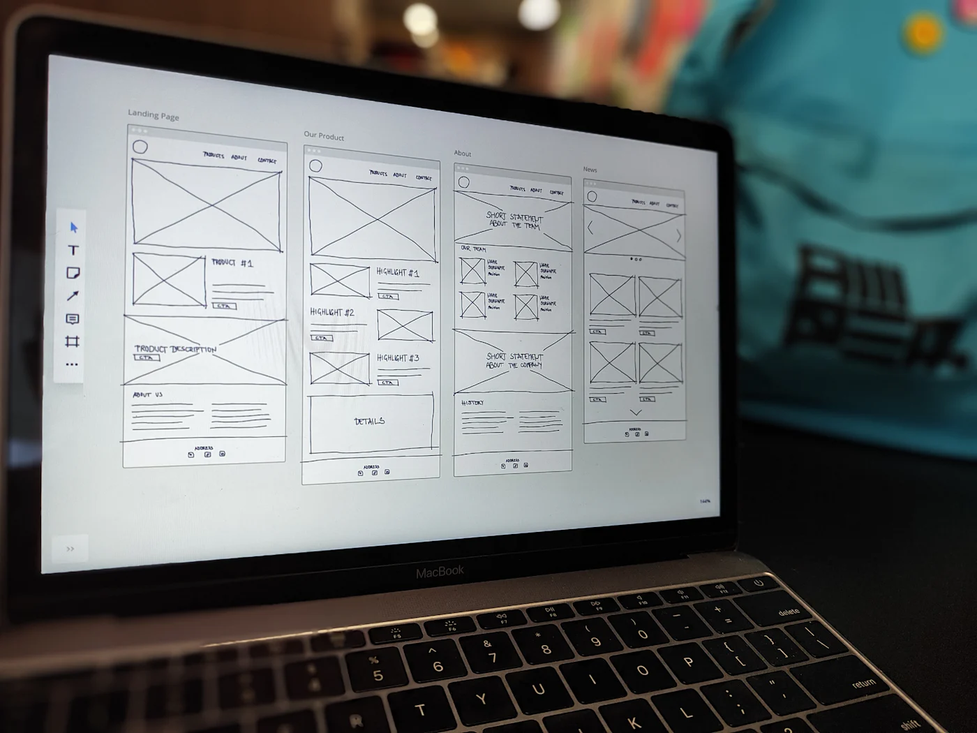 Dizüstü bilgisayar ekranında web sitesi tel kafes taslakları